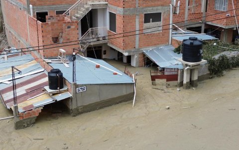 Así se observa el panorama tras la riada que dejó casas afectadas este domingo en la zona sur de la ciudad de La Paz (Bolivia).