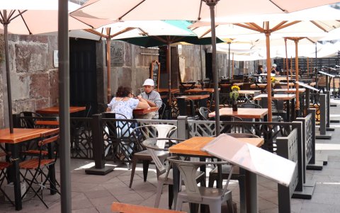 Pocos locales permanecían ocupados por clientes desde la mañana, en que se cercó el centro.