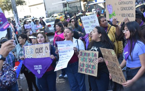 Las mujeres en Quito aún se concentran para salir por las calles de Quito.