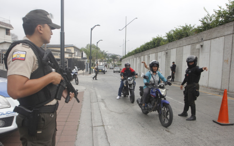 Policías detenían a motorizados en Los Ceibos.