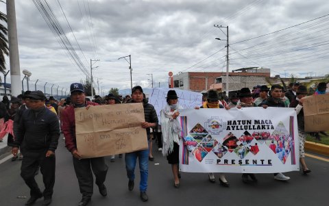 Indígenas y campesinos realizan una vigilia en el aeropuerto Cotopaxi.