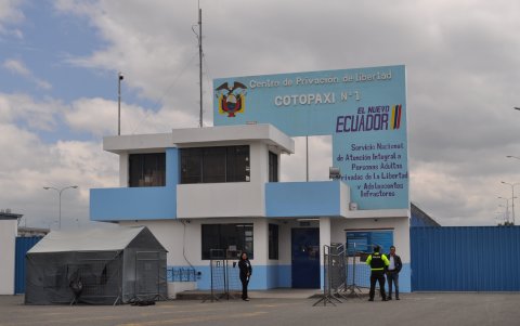 Con el traslado de las mujeres, el control de seguridad de la cárcel lo realizan hombres policías y militares.