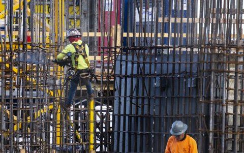 Trabajadores de la construcción levantan un edificio en el centro de Miami, Florida.
