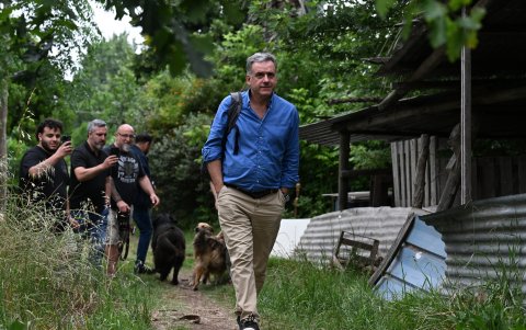 Yamandu Orsi sale de una reunión con el expresidente de Uruguay (2010-2015) José Mujica en la casa de Mujica en Montevideo el 25 de noviembre de 2024.