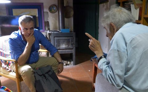 Yamandu Orsi escucha atento al expresidente José Mujica, durante su reunión en su rancho en Montevideo el 25 de noviembre de 2024.