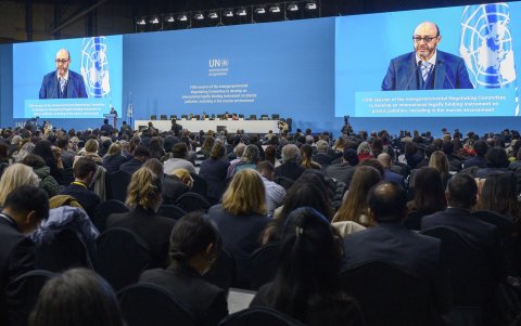 Luis Vayas Valdivieso, habla durante la apertura de la quinta sesión del Comité Intergubernamental de Negociación sobre la Contaminación Plástica de las ONU, en Busan el 25 de noviembre de 2024.