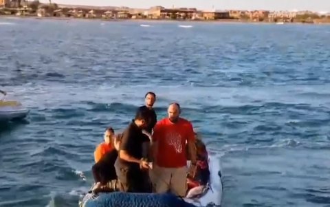 Los rescatista ayudan a turistas y miembros de la tripulación después de que un barco de buceo volcara en el Mar Rojo frente a la costa de Egipto.