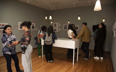 La muestra exhibe fotografías de los participantes con los objetos de sus seres queridos. Estará abierta hasta fines de diciembre.