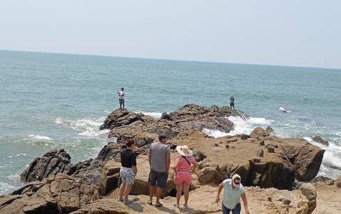 Entretenimiento. A orillas del mar, locales y extranjeros pescan. Guayaquileños han armado grupos para practicar la pesca deportiva y bucearFOTO:NESTOR MENDOZA