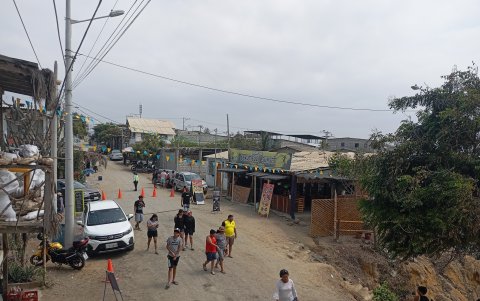 En Puerto Engabao todas las vías son de tierra, tienen huecos o colindan con maleza y abismos. No hay veredas ni parterres. Y los sitios de descanso, en su mayoría, son de caña.
