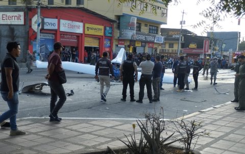 A esta hora, cerca de las 18:00, distintas autoridades analizan lo ocurrido y retiran los cuerpos de las víctimas.