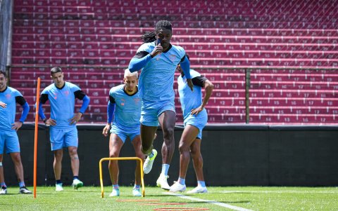Los albos entrenan en espera de conocer si les retiran la sanción.