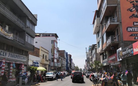 La presencia del comercio informal se concentra en la avenida Amazonas, razón por la cual los ciudadanos que el pago por mejoras se realice entre todos los latacungueños.