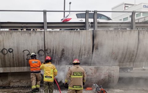 Un incendio se registró en un paso a desnivel de la avenida Pedro Menéndez Gilbert, norte de Guayaquil.