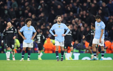 Jugadores de City reaccionan después de que David Hancko, de Feyenoord, anotara el gol igualador de 3-3.