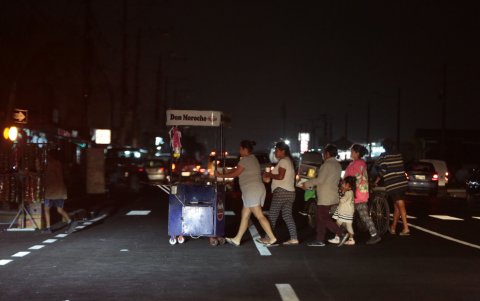 Los comercios informales también buscan sus casas temprano