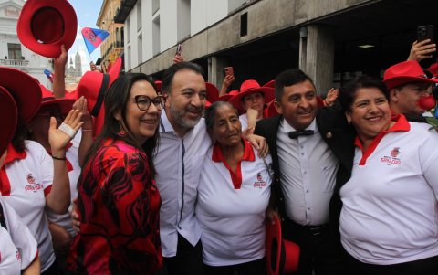 El alcalde Pabel Muñoz recibió a los representantes del mercado, bailaron y gritaron Viva Quito