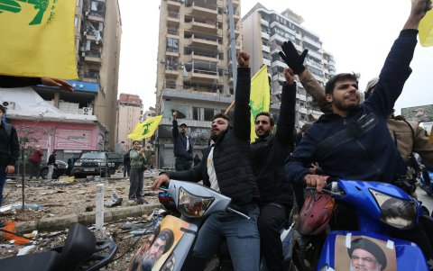 Tras el alto el fuego entre Israel y Hizbula, los libaneses celebran el retorno a sus hogares en los suburbios del sur de Beirut el 27 de noviembre de 2024.