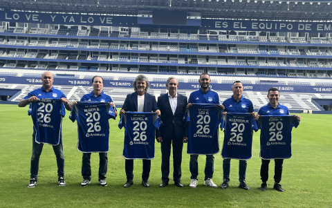 Leonel Álvarez (c) junto a los miembros de su cuerpo técnico en la llegada a Emelec