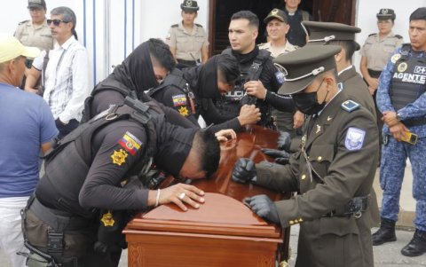 En el Cuartel Modelo de la Policía, colegas del uniformado asesinado estuvieron presentes en un homenaje que se realizó tras el crimen del que fue víctima.