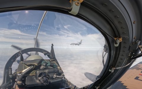 Interior de la cabina de un avión de la FAE