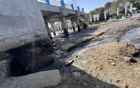 En el malecón de Puerto El Morro se puede observar cómo las aguas servidas van directo al estero.