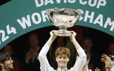 Sinner, con 23 años, no solo levantó la Copa Davis en 2024, sino que ganó dos Gran Slams: el Abierto de Australia y el US Open.