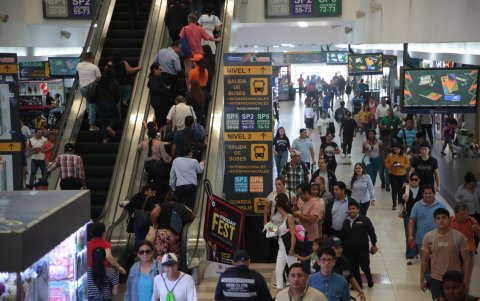 Al sonido de las alarmas, pasajeros evacuaban hasta los diferentes puntos de encuentro.
