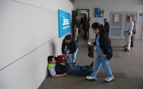 Demostración de asistencia en primeros auxilios durante el simulacro.
