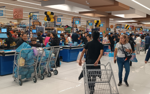 Así lucen algunos supermercados en Cuenca.