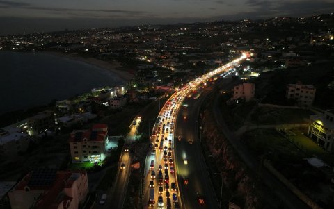 El tráfico es intenso en la carretera principal que une la capital libanesa, Beirut, con el sur, cerca de la ciudad sureña de Sidón, el 28 de noviembre de 2024.