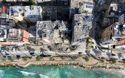 La foto aérea tomada un día después de que se estableciera un alto el fuego entre Israel y Hizbulá muestra un edificio destruido en la ciudad de Tiro, en el sur del Líbano, el 28 de noviembre de 2024.