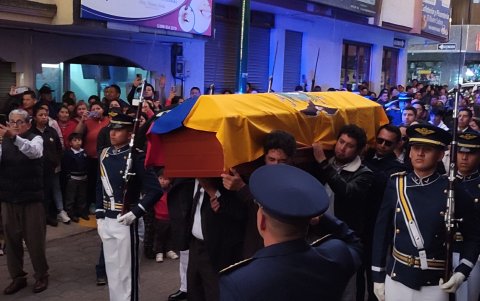 Familiares y amigos despidieron con honores a la capitana Diana Ruiz, quien desde peña soñó con ser piloto.