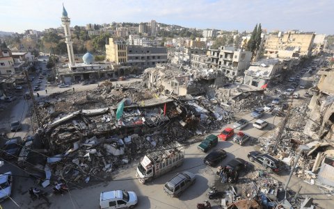 La foto tomada un día después de un alto el fuego entre Israel y Hizbulá muestra el tráfico pasando por edificios destruidos mientras los libaneses desplazados regresan a la ciudad de Nabatieh.