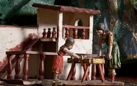 El pesebre cuenta con diversos personajes de la época, entre ellos comerciantes, hilanderas, músicos y más.