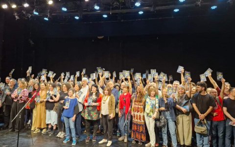Un centenar de personas participaron en una lectura colectiva de la novela en apoyo a la autora.