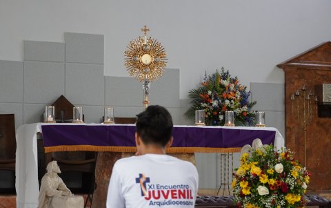 Los jóvenes contarán con un espacio de Adoración Eucarística.