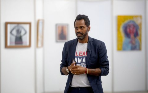 El curador de la exposición Womens Society muestra las obras.