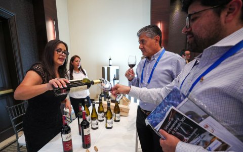 Una mujer sirve vino durante la 'Jornada de Gastronomía y Vinos de España 2024'.