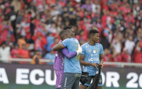 El arquero David Cabezas y la celebración con sus compañeros tras ganar la Copa Ecuador.