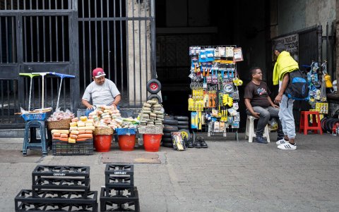 Vendedores informales ofrecen sus productos en una calle, el 13 de noviembre de 2024 en Caracas (Venezuela).