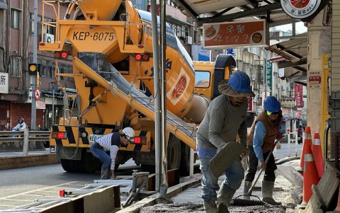 Los trabajadores se ocupan en una obra urbana en Taipéi.