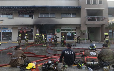 Personal bomberil atendió la emergencia en la vía a la costa con más de once unidades.