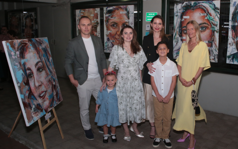 Yurri Krasnohurskyi, Tatiana Kostiuk, Anna María Kostiuk, Evgenia Zhelevska, Nicolás Núñez Zhelevskyi y la artista Mariya Zrazhaeva.