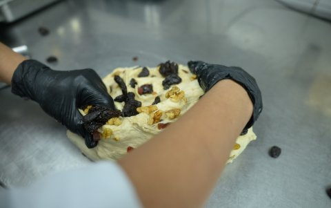 Masa madre y confites de distintas marcas son utilizados para la creación de deliciosos panes de pascua.