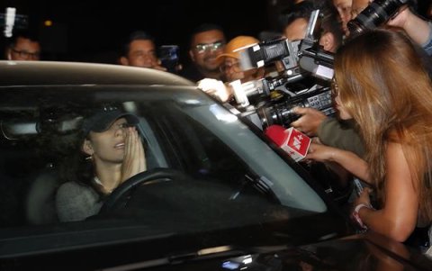 La modelo y actriz mexicana, Camila Valero, llegó al hospital donde estaba internada su bisabuela la actriz Silvia Pinal.