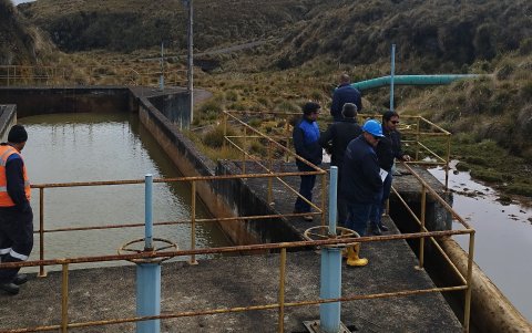 Funcionarios de la Epmaps y Ministerio del Ambiente recorrieron el embalse de Salve Faccha revisan las acciones que aplica la empresa municipal para afrontar la sequía extrema en Quito.