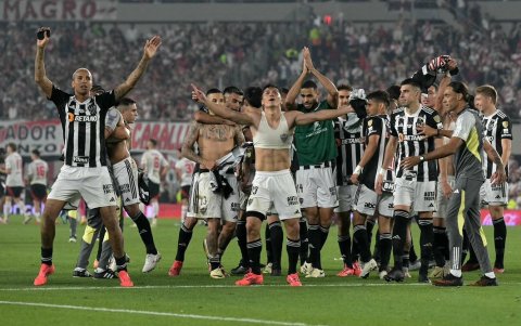 Jugadores del Atlético Mineiro festejan tras dejar en el camino al River Plate argentino, en las semifinales.