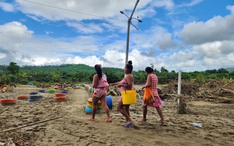 Las señores se van en grupo hasta el río Teaone en Esmeraldas para poder lavar sus prendas.