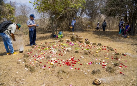 La ceremonia en los corculos de piedra como símbolo de conexión entre lo espiritual y la naturaleza